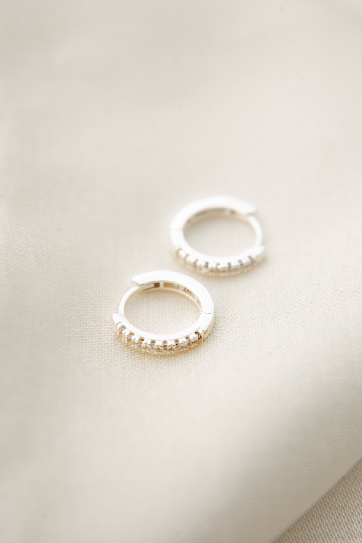 wholesale Women's Stone-Detailed Hoop Earrings in 925 Sterling Silver