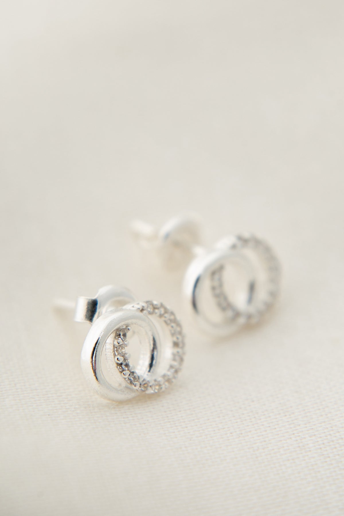 Wholesale Women's Interlocking Hoop Design 925 Sterling Silver Earrings